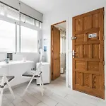 Apartmán Minimalist & Exterior Next To The