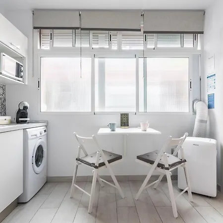 Minimalist & Exterior Next To The 公寓