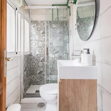 Minimalist & Exterior Next To The 公寓