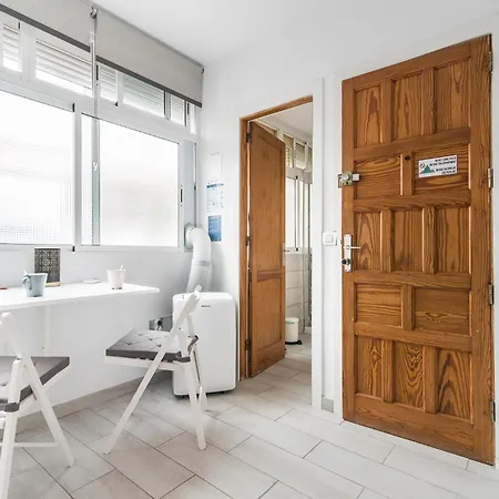 Apartment Minimalist & Exterior Next To The