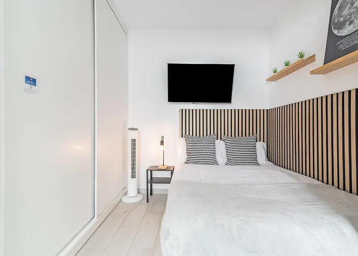 Minimalist & Exterior Next To The 公寓 *